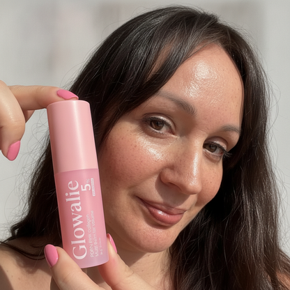 Mujer latina con el stick Glowalie junto a su rostro