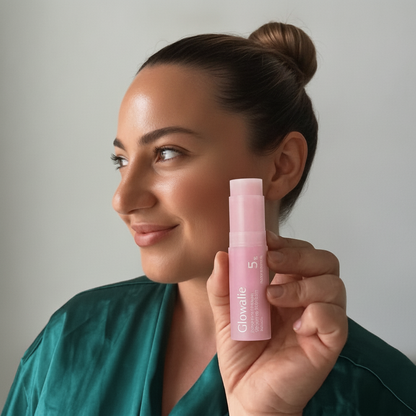 Mujer latina de perfil con el bálsamo Glowalie