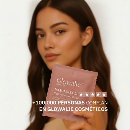 Mujer latina sosteniendo la mascarilla Glowalie