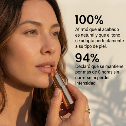 Mujer latina aplicando el labial PURETONE